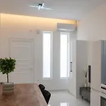 The White House Minimal Apartment *
